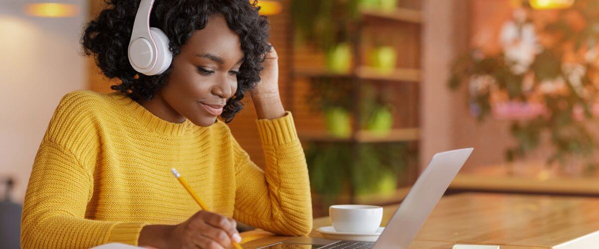 7 Benefits Of Studying While Listening to Music - Luxury Student Homes